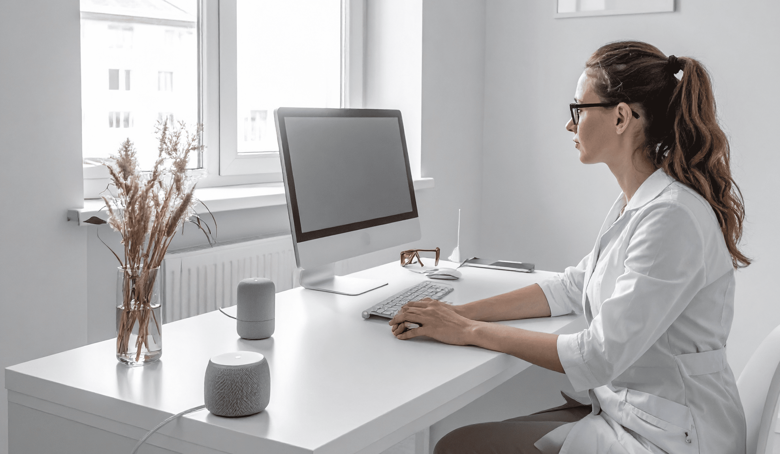 Doctor dictating with the Mediris AI assistant in the Mediris Specialist doctor package designed for doctors and GPs.